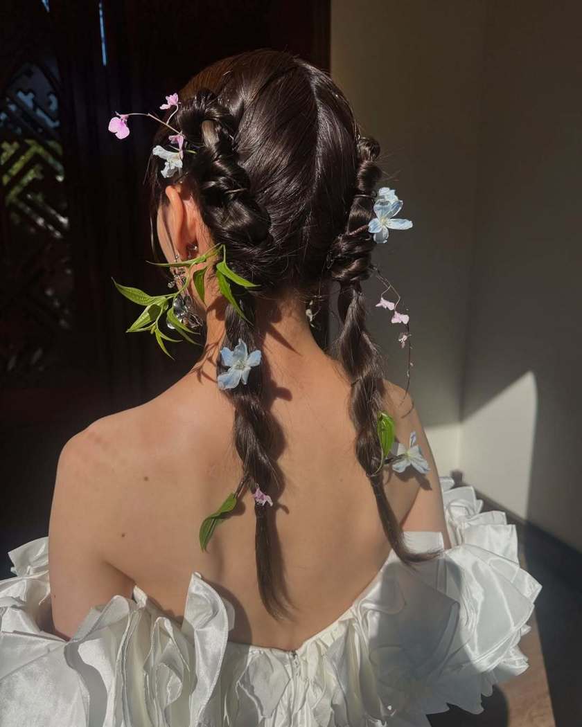 2025年に参考にしたいのはこんなの♡生花を使った花嫁ヘアアレンジ16選にて紹介している画像