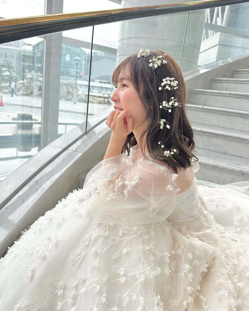 2025年に参考にしたいのはこんなの♡生花を使った花嫁ヘアアレンジ16選にて紹介している画像