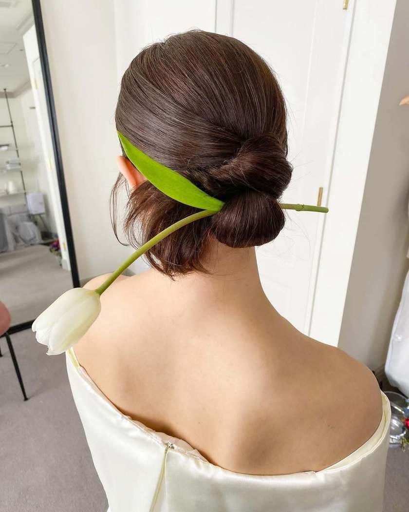 2025年に参考にしたいのはこんなの♡生花を使った花嫁ヘアアレンジ16選にて紹介している画像
