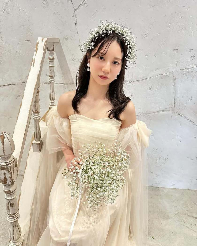 2025年に参考にしたいのはこんなの♡生花を使った花嫁ヘアアレンジ16選にて紹介している画像