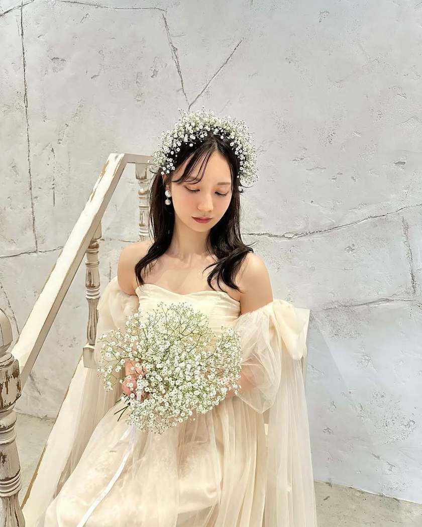 2025年に参考にしたいのはこんなの♡生花を使った花嫁ヘアアレンジ16選にて紹介している画像