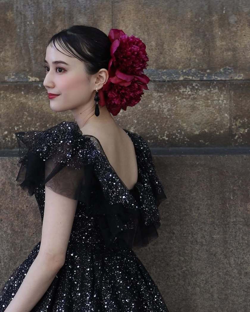 2025年に参考にしたいのはこんなの♡生花を使った花嫁ヘアアレンジ16選にて紹介している画像