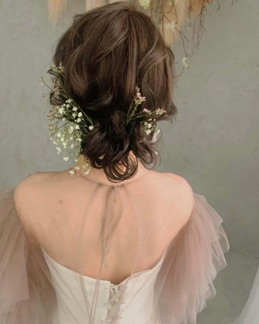 2025年に参考にしたいのはこんなの♡生花を使った花嫁ヘアアレンジ16選にて紹介している画像