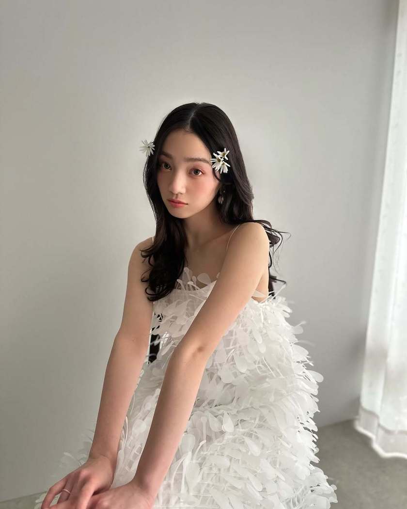 2025年に参考にしたいのはこんなの♡生花を使った花嫁ヘアアレンジ16選にて紹介している画像