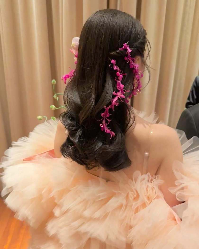 2025年に参考にしたいのはこんなの♡生花を使った花嫁ヘアアレンジ16選にて紹介している画像