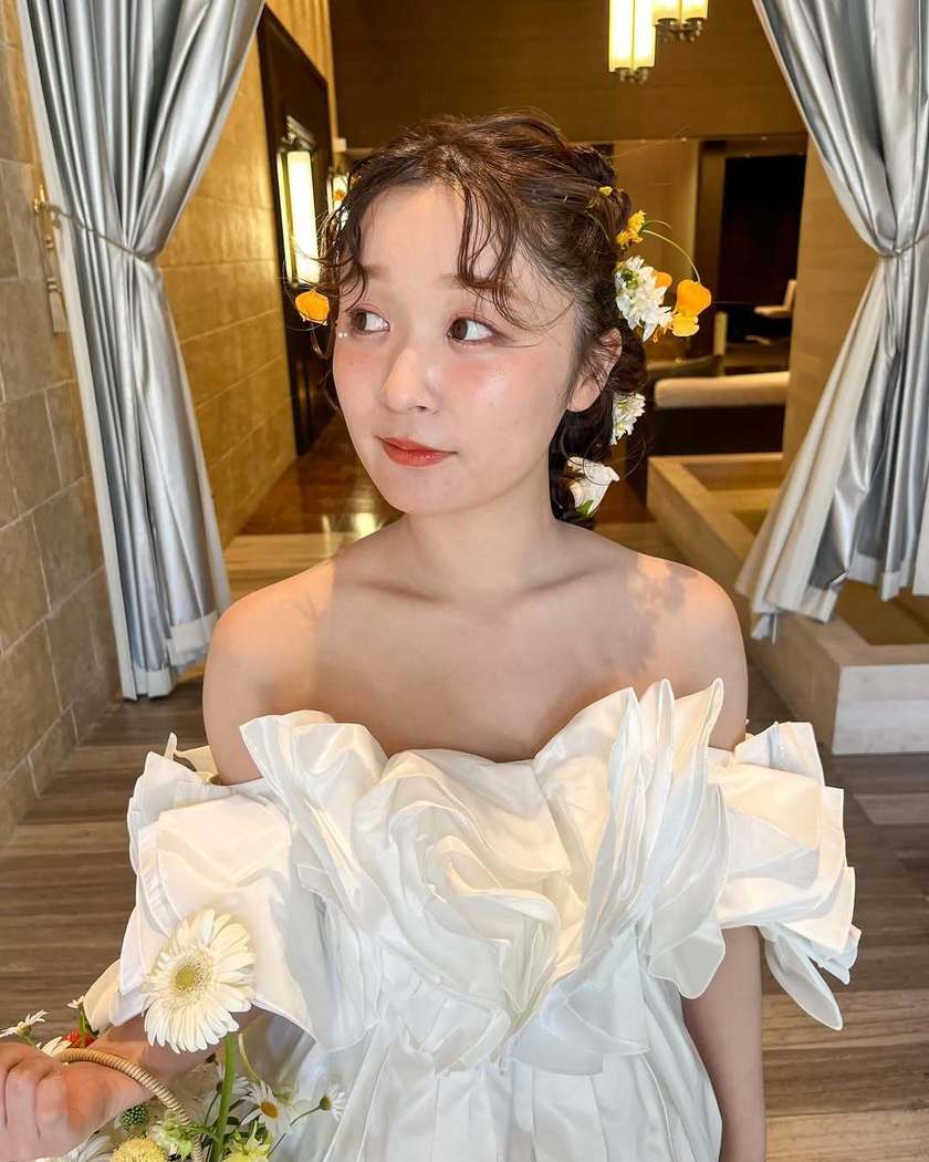2025年に参考にしたいのはこんなの♡生花を使った花嫁ヘアアレンジ16選にて紹介している画像