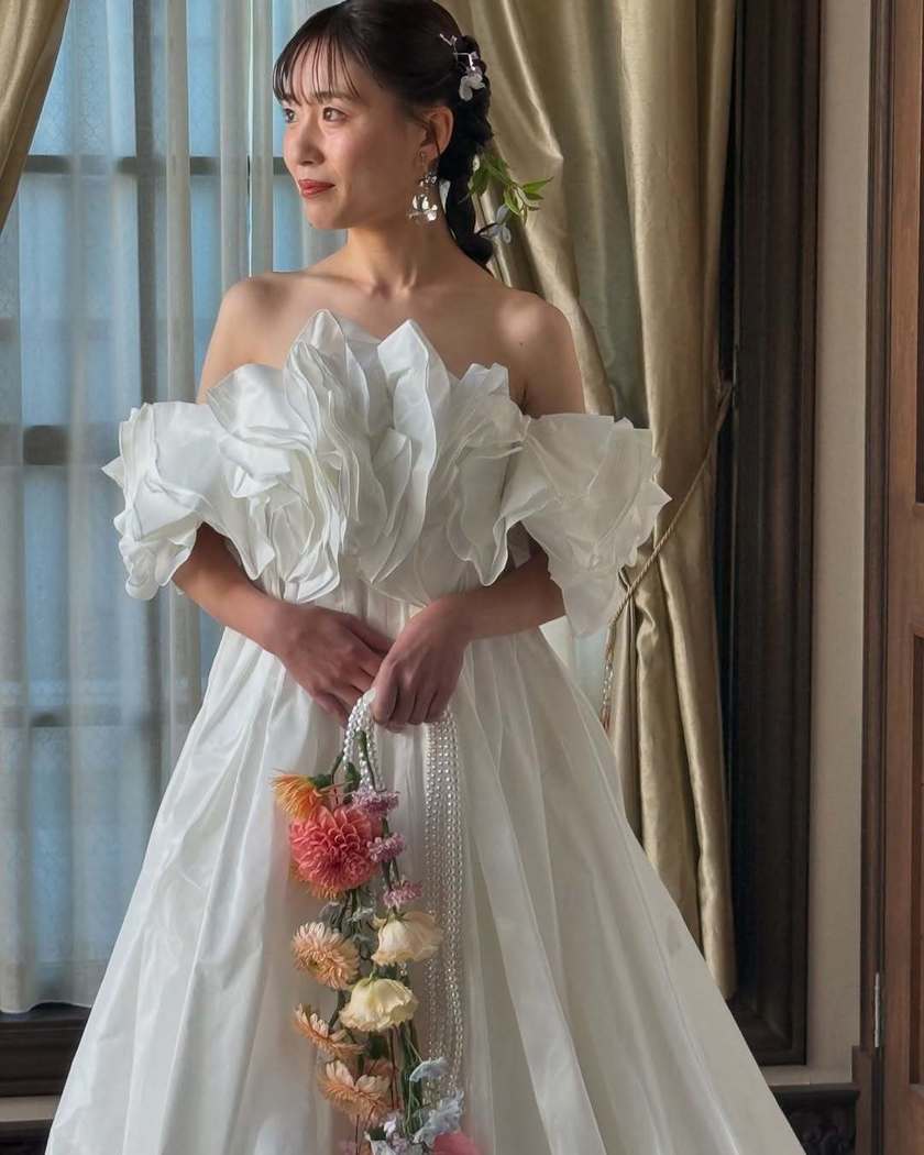 2025年に参考にしたいのはこんなの♡生花を使った花嫁ヘアアレンジ16選にて紹介している画像