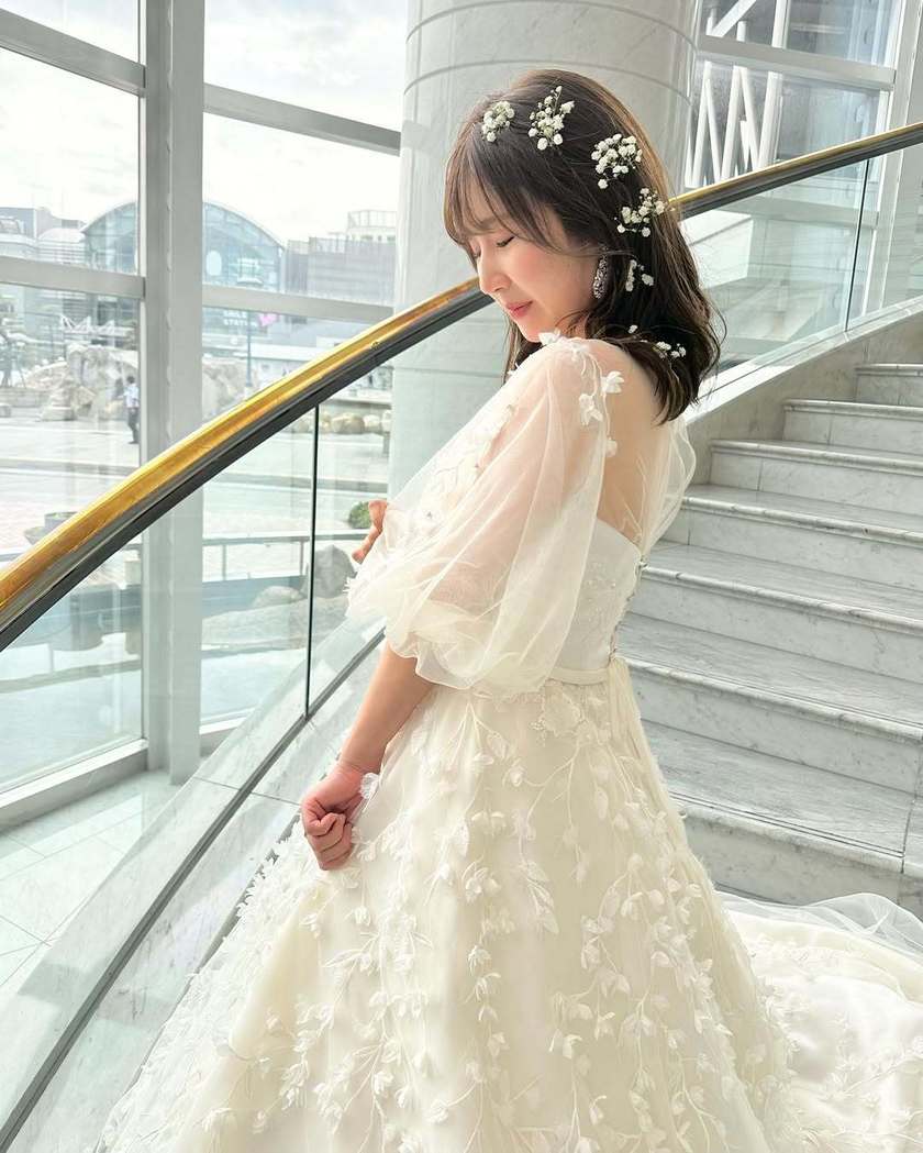 2025年に参考にしたいのはこんなの♡生花を使った花嫁ヘアアレンジ16選にて紹介している画像