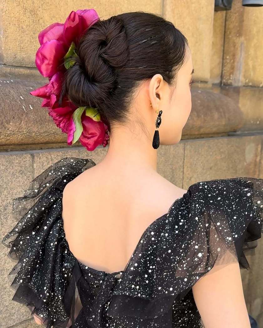 2025年に参考にしたいのはこんなの♡生花を使った花嫁ヘアアレンジ16選にて紹介している画像