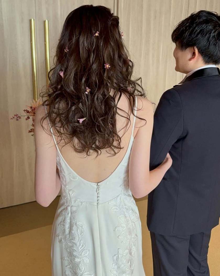 2025年に参考にしたいのはこんなの♡生花を使った花嫁ヘアアレンジ16選にて紹介している画像