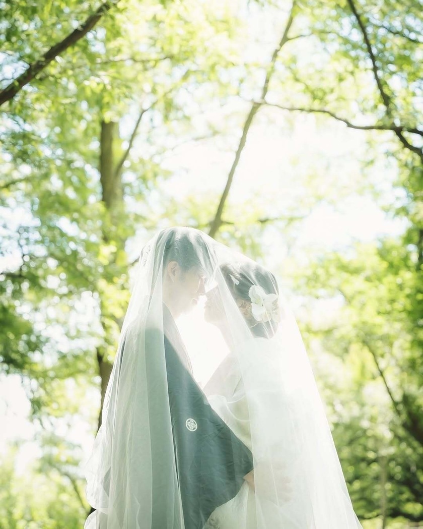 和装×ベールの組み合わせも可愛い👘🤍前撮りでやってみたい和洋mixスタイル９選にて紹介している画像