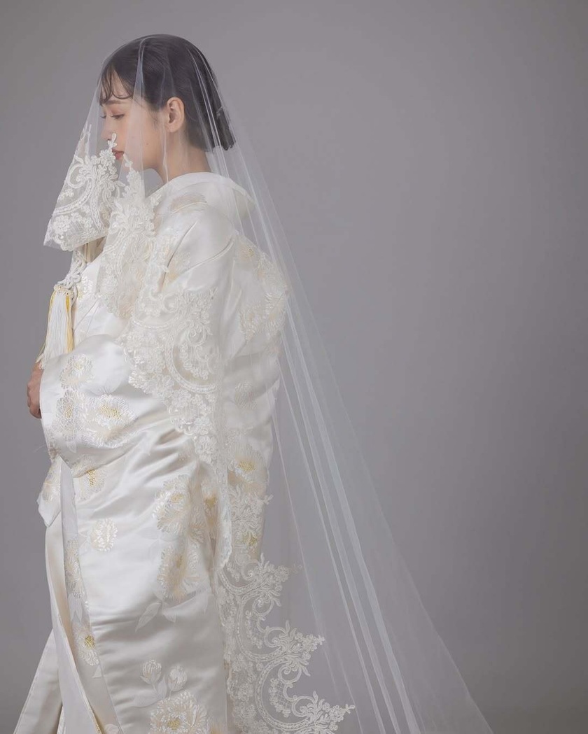 和装×ベールの組み合わせも可愛い👘🤍前撮りでやってみたい和洋mixスタイル９選にて紹介している画像