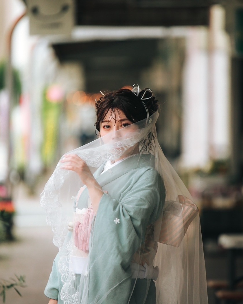 和装×ベールの組み合わせも可愛い👘🤍前撮りでやってみたい和洋mixスタイル９選にて紹介している画像