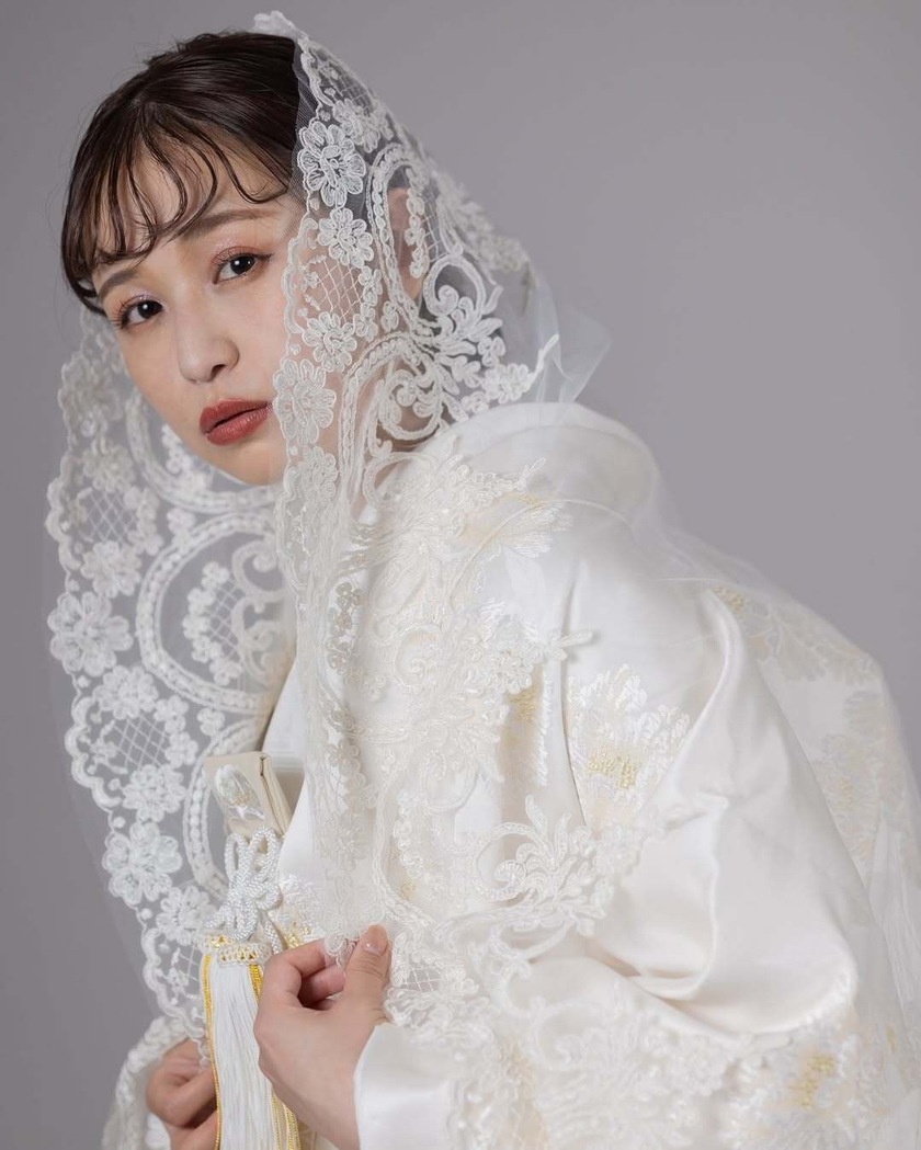 和装×ベールの組み合わせも可愛い👘🤍前撮りでやってみたい和洋mixスタイル９選にて紹介している画像