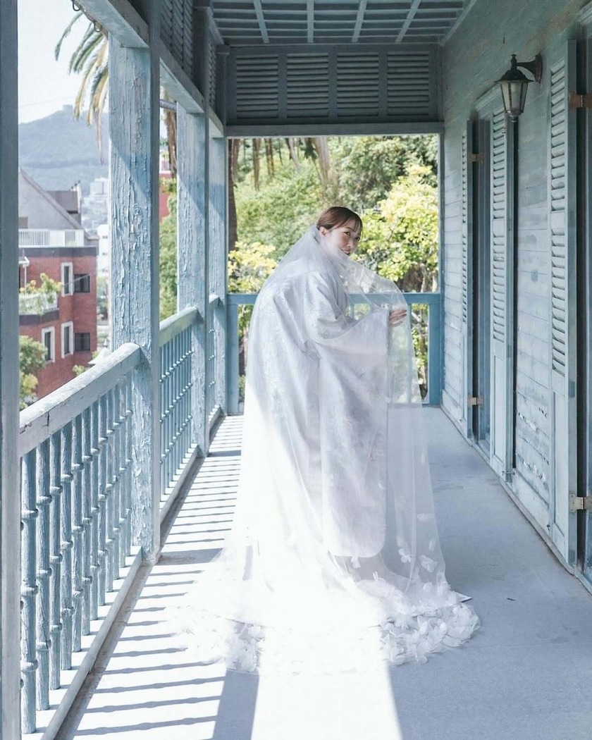 和装×ベールの組み合わせも可愛い👘🤍前撮りでやってみたい和洋mixスタイル９選にて紹介している画像