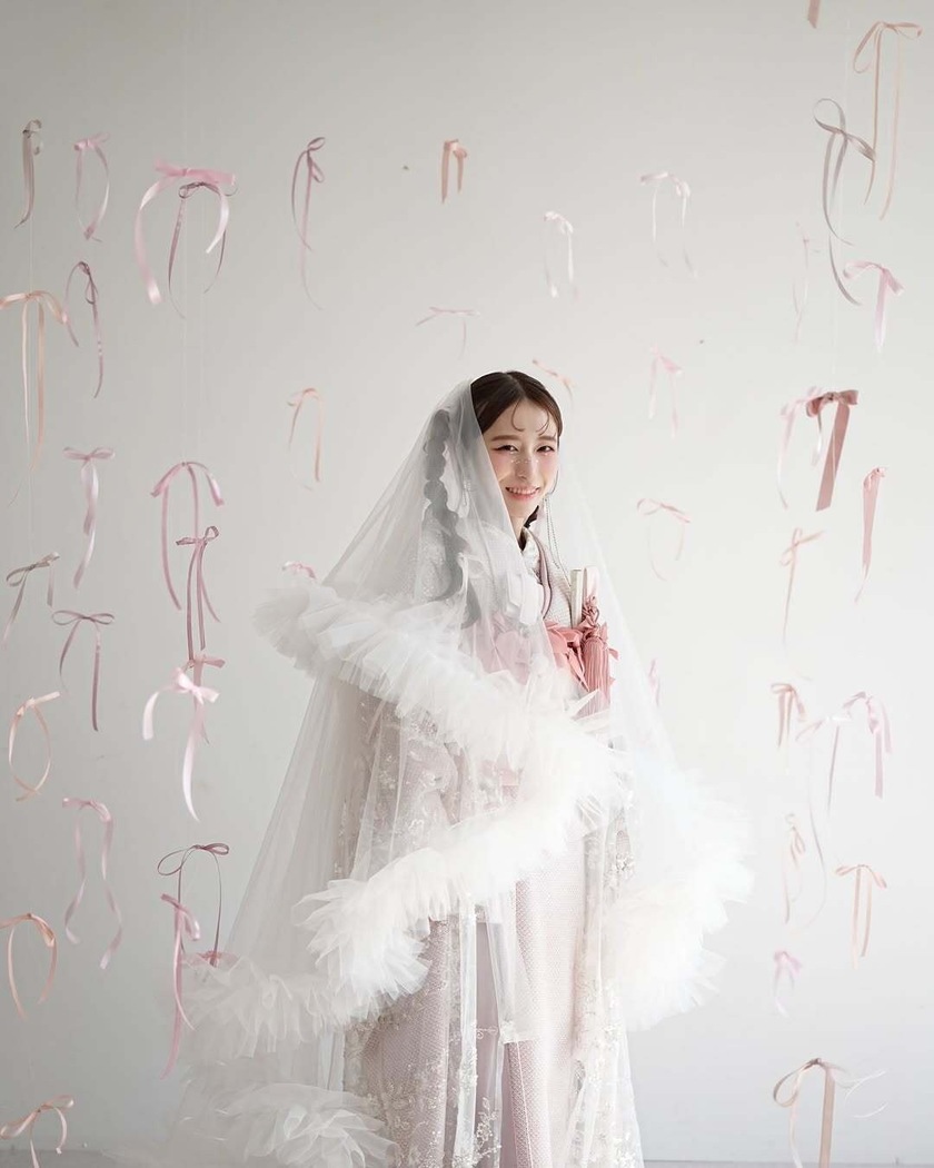 和装×ベールの組み合わせも可愛い👘🤍前撮りでやってみたい和洋mixスタイル９選にて紹介している画像