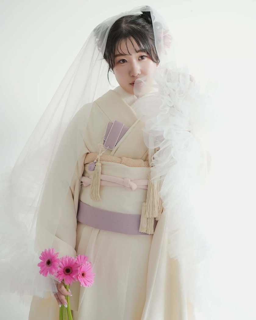 和装×ベールの組み合わせも可愛い👘🤍前撮りでやってみたい和洋mixスタイル９選にて紹介している画像