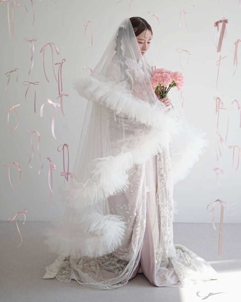 和装×ベールの組み合わせも可愛い👘🤍前撮りでやってみたい和洋mixスタイル９選にて紹介している画像