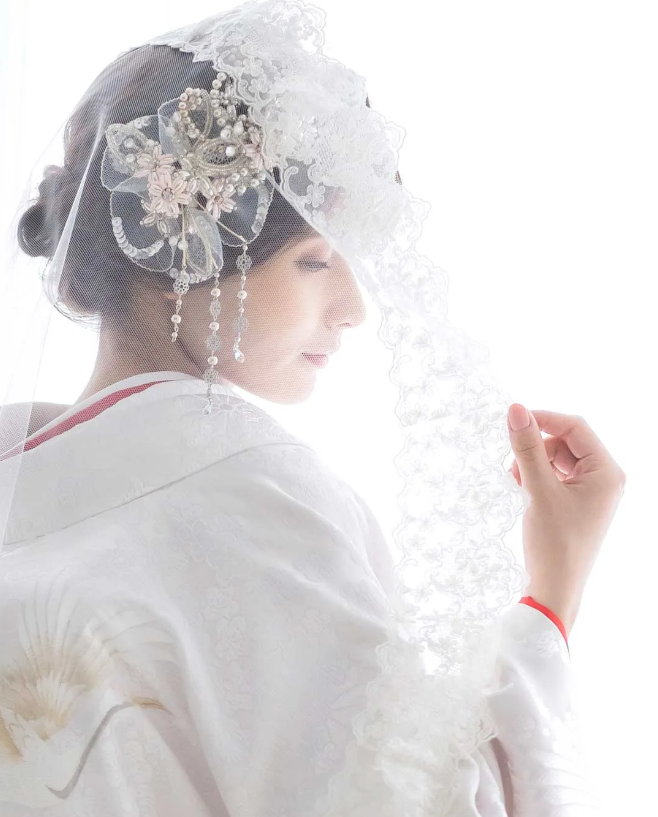 和装×ベールの組み合わせも可愛い👘🤍前撮りでやってみたい和洋mixスタイル９選にて紹介している画像