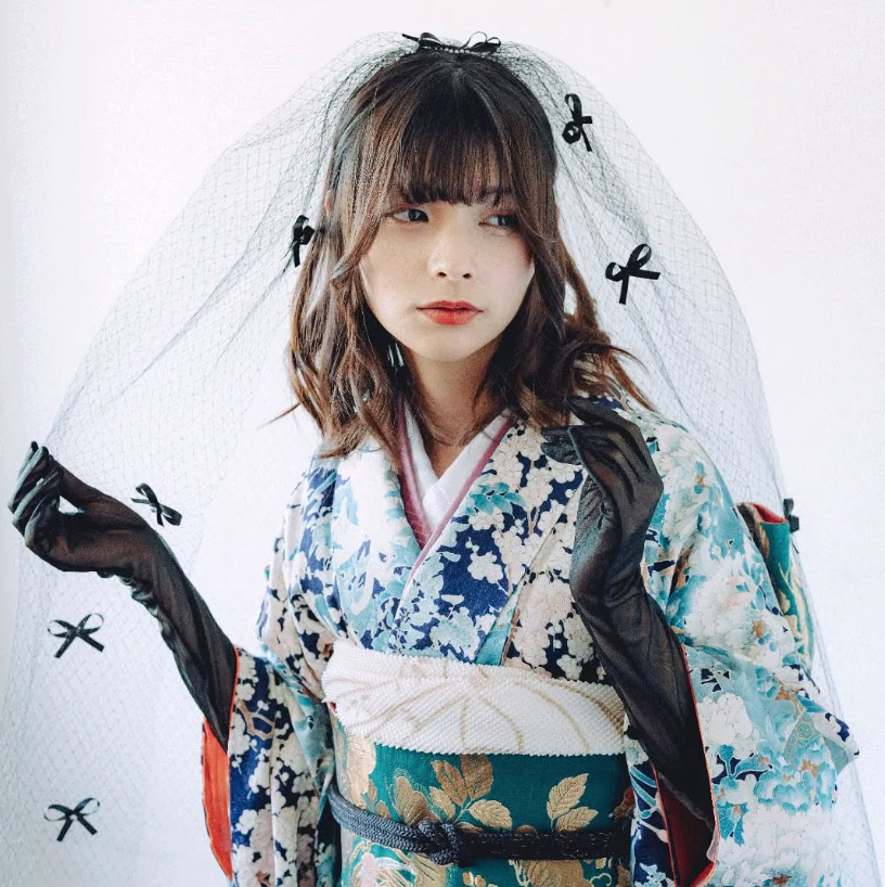 和装×ベールの組み合わせも可愛い👘🤍前撮りでやってみたい和洋mixスタイル９選にて紹介している画像