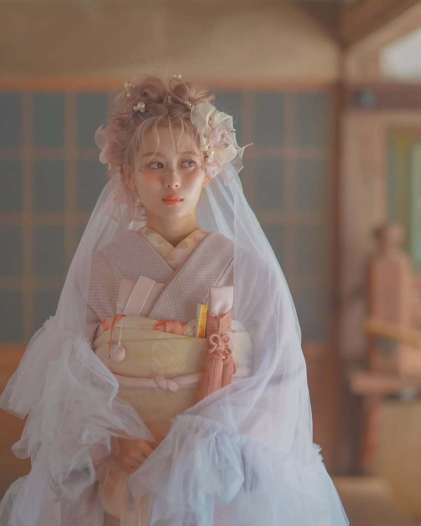 和装×ベールの組み合わせも可愛い👘🤍前撮りでやってみたい和洋mixスタイル９選にて紹介している画像