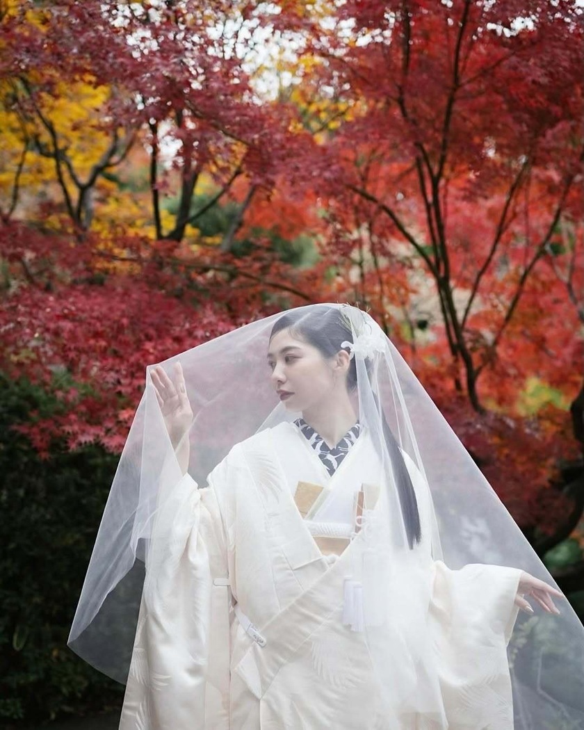 和装×ベールの組み合わせも可愛い👘🤍前撮りでやってみたい和洋mixスタイル９選にて紹介している画像