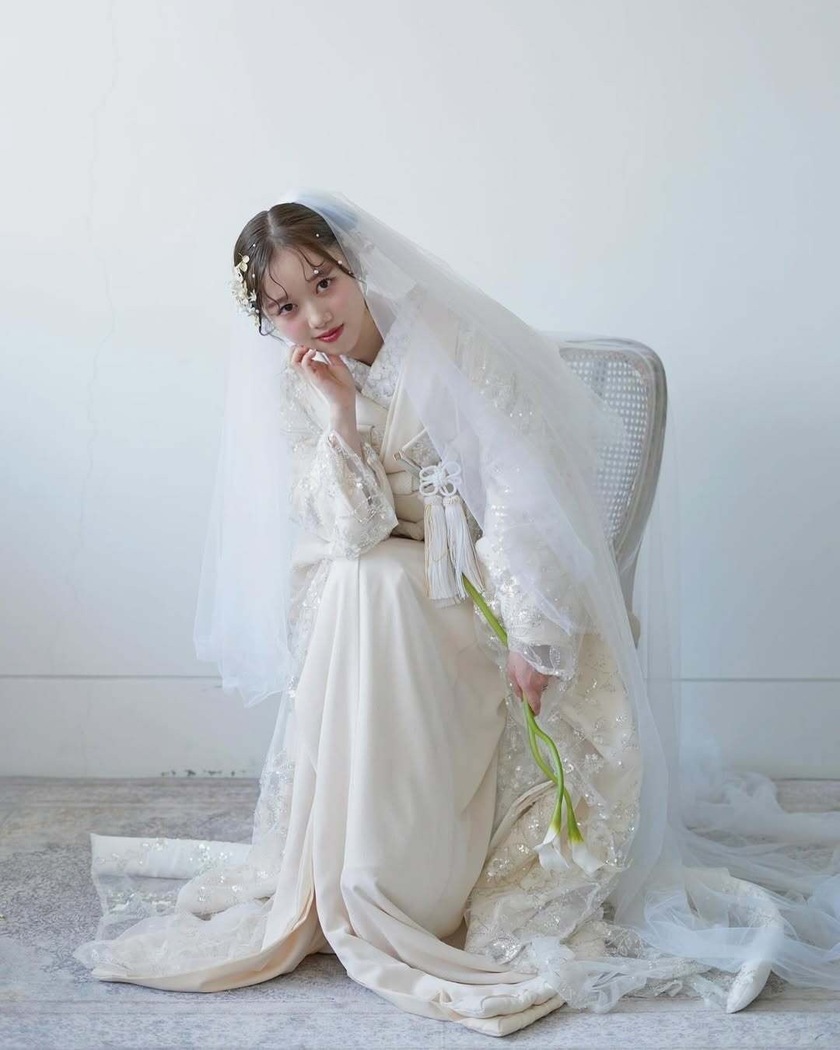 和装×ベールの組み合わせも可愛い👘🤍前撮りでやってみたい和洋mixスタイル９選にて紹介している画像