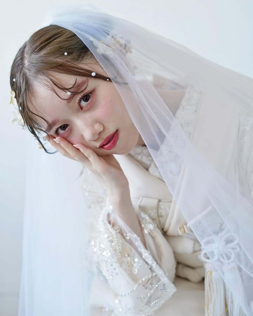 和装×ベールの組み合わせも可愛い👘🤍前撮りでやってみたい和洋mixスタイル９選にて紹介している画像