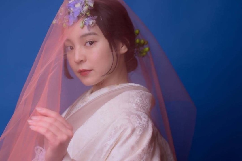 和装×ベールの組み合わせも可愛い👘🤍前撮りでやってみたい和洋mixスタイル９選にて紹介している画像