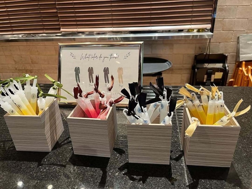 ドレス色当てクイズが進化！ドレスだけじゃなくてタキシードもクイズにするのがおすすめです👗👔にて紹介している画像