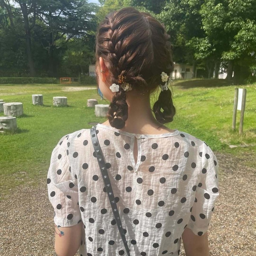 かわいくて美味しそうな名前が気になる🍩🎀三つ編みツインアレンジの「ドーナツヘア」10選にて紹介している画像