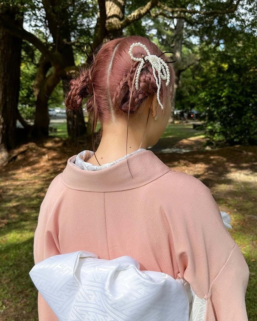 かわいくて美味しそうな名前が気になる🍩🎀三つ編みツインアレンジの「ドーナツヘア」10選にて紹介している画像