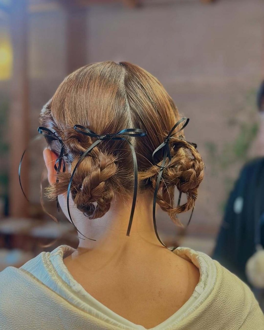 かわいくて美味しそうな名前が気になる🍩🎀三つ編みツインアレンジの「ドーナツヘア」10選にて紹介している画像