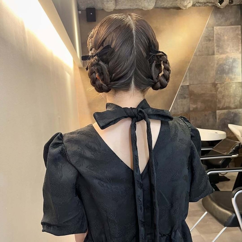 かわいくて美味しそうな名前が気になる🍩🎀三つ編みツインアレンジの「ドーナツヘア」10選にて紹介している画像