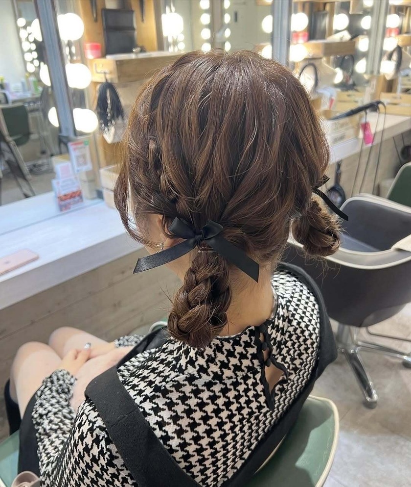 かわいくて美味しそうな名前が気になる🍩🎀三つ編みツインアレンジの「ドーナツヘア」10選にて紹介している画像