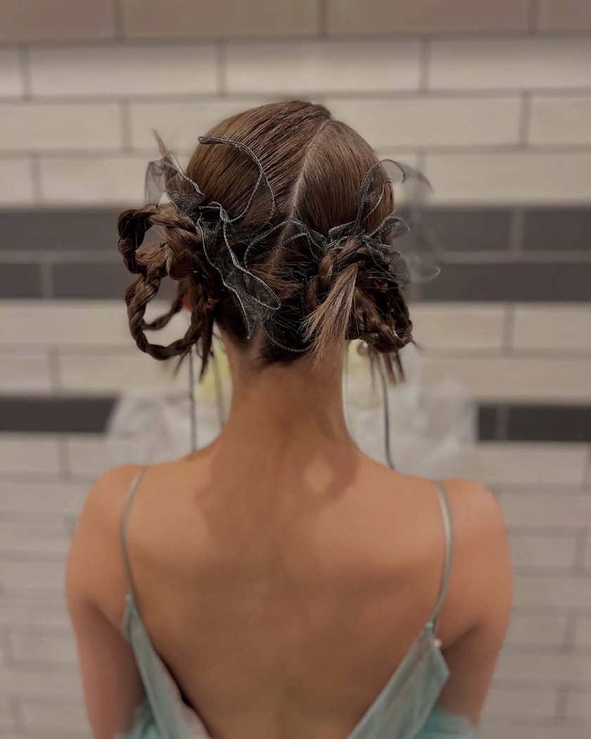 かわいくて美味しそうな名前が気になる🍩🎀三つ編みツインアレンジの「ドーナツヘア」10選にて紹介している画像