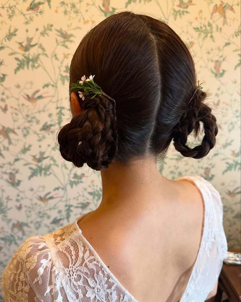 かわいくて美味しそうな名前が気になる🍩🎀三つ編みツインアレンジの「ドーナツヘア」10選にて紹介している画像