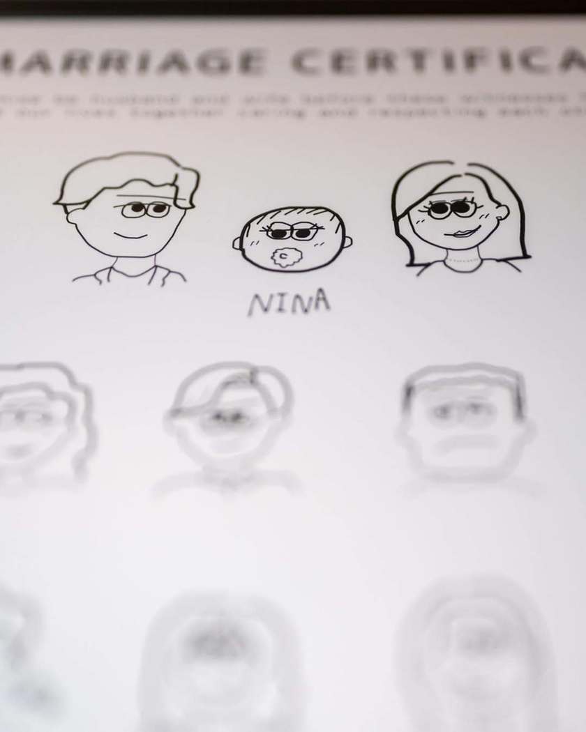ゲストみんなのイラストをずらっと並べる🎨《似顔絵結婚証明書》の実例デザイン・アイデア特集にて紹介している画像