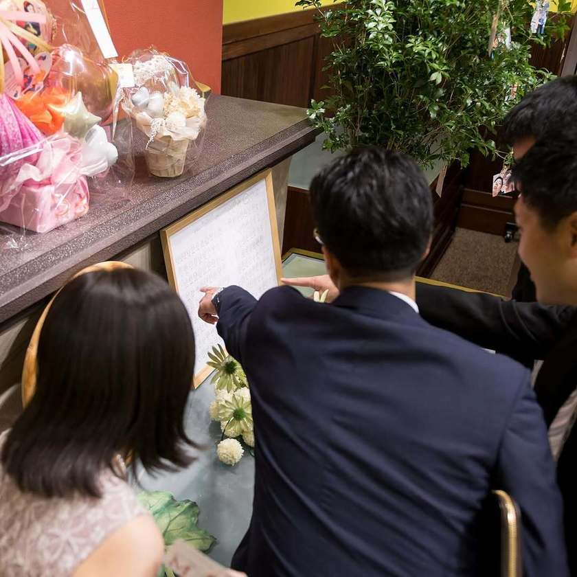 ゲストみんなのイラストをずらっと並べる🎨《似顔絵結婚証明書》の実例デザイン・アイデア特集にて紹介している画像