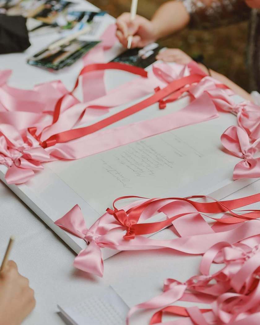 人と人を結ぶというメッセージ。見た目も可愛い《リボンの結婚証明書》アイデア６選🎀にて紹介している画像