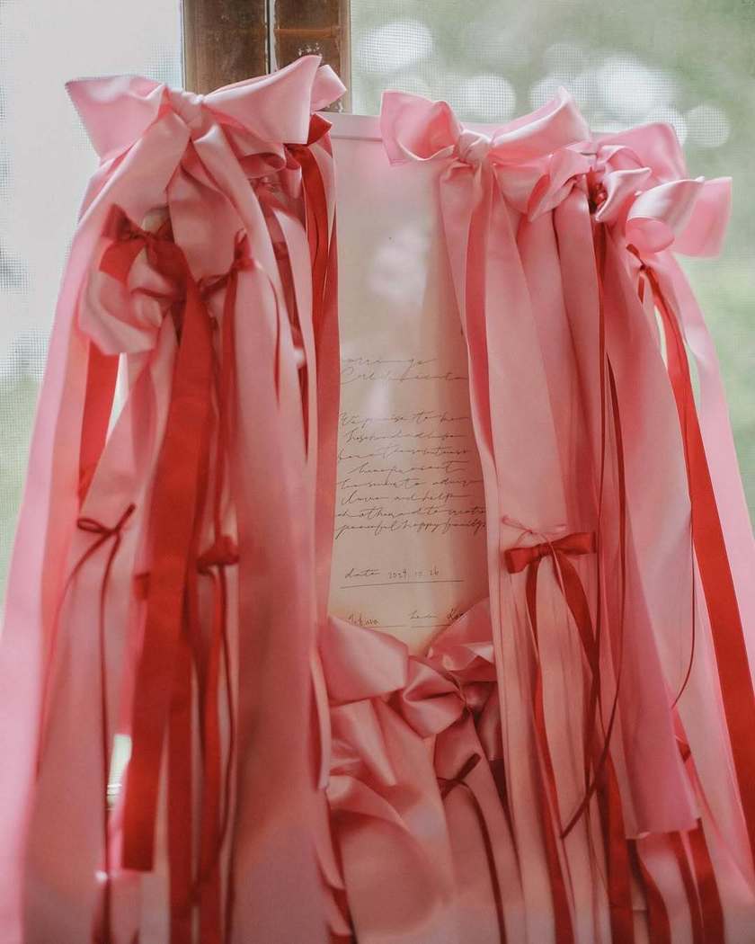 人と人を結ぶというメッセージ。見た目も可愛い《リボンの結婚証明書》アイデア６選🎀にて紹介している画像