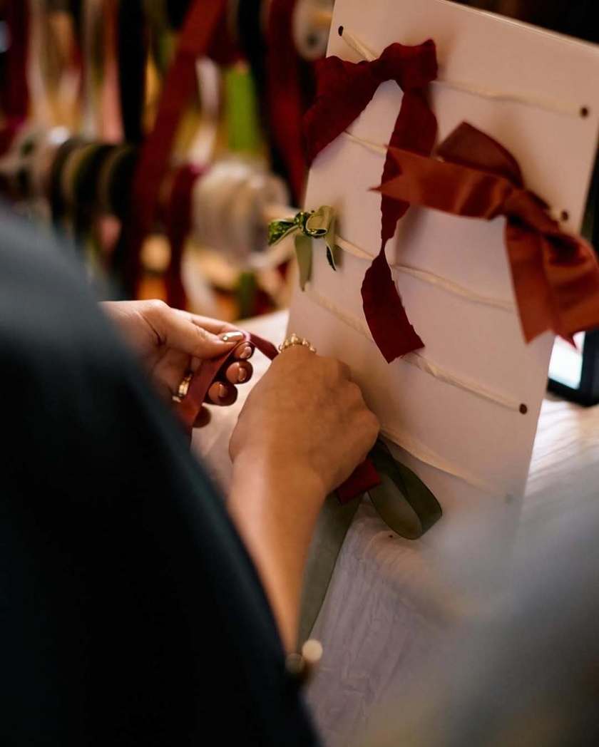 人と人を結ぶというメッセージ。見た目も可愛い《リボンの結婚証明書》アイデア６選🎀にて紹介している画像