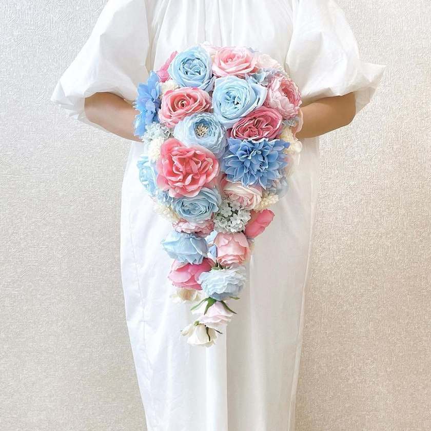 宝塚の退団ブーケ🌙⭐️2つの花束をかけ合わせて完成する《宝塚風ブーケ》の仕組みと結婚式活用方法💐にて紹介している画像