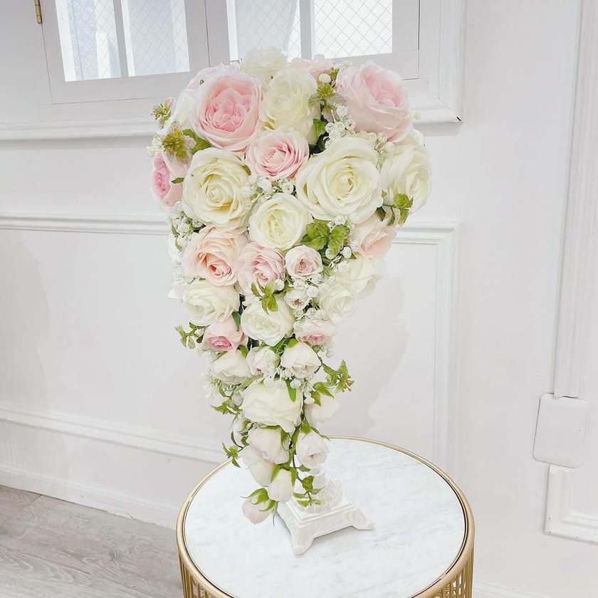 宝塚の退団ブーケ🌙⭐️2つの花束をかけ合わせて完成する《宝塚風ブーケ》の仕組みと結婚式活用方法💐にて紹介している画像