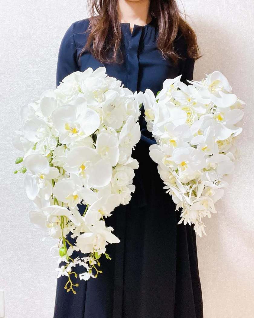 宝塚の退団ブーケ🌙⭐️2つの花束をかけ合わせて完成する《宝塚風ブーケ》の仕組みと結婚式活用方法💐にて紹介している画像