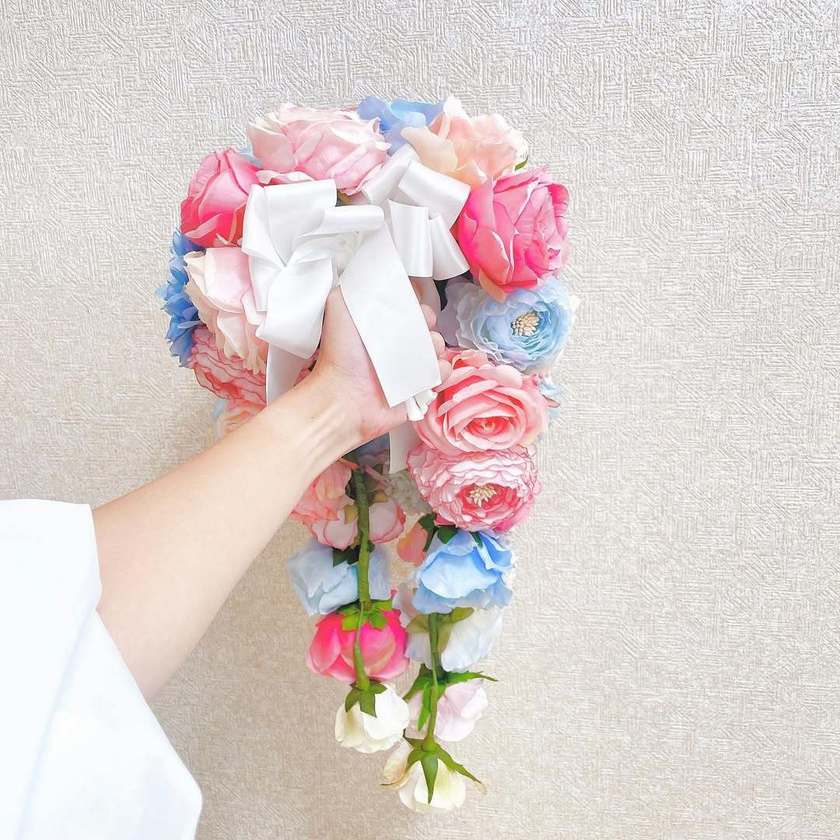 宝塚の退団ブーケ🌙⭐️2つの花束をかけ合わせて完成する《宝塚風ブーケ》の仕組みと結婚式活用方法💐にて紹介している画像