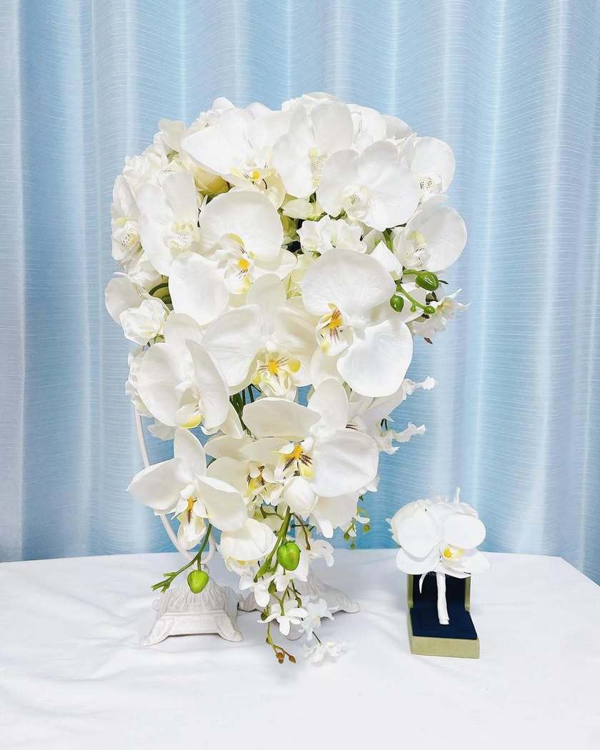 宝塚の退団ブーケ🌙⭐️2つの花束をかけ合わせて完成する《宝塚風ブーケ》の仕組みと結婚式活用方法💐にて紹介している画像