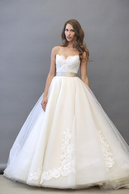 Elegant & Refined: The Perfect Wedding Dress by Carolina Herrera ♡にて紹介している画像