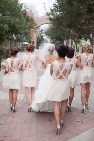 Charming Images of Classic Pure White Bridesmaid Dressesにて紹介している画像