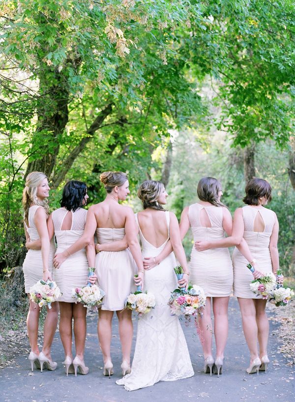 Charming Images of Classic Pure White Bridesmaid Dressesにて紹介している画像